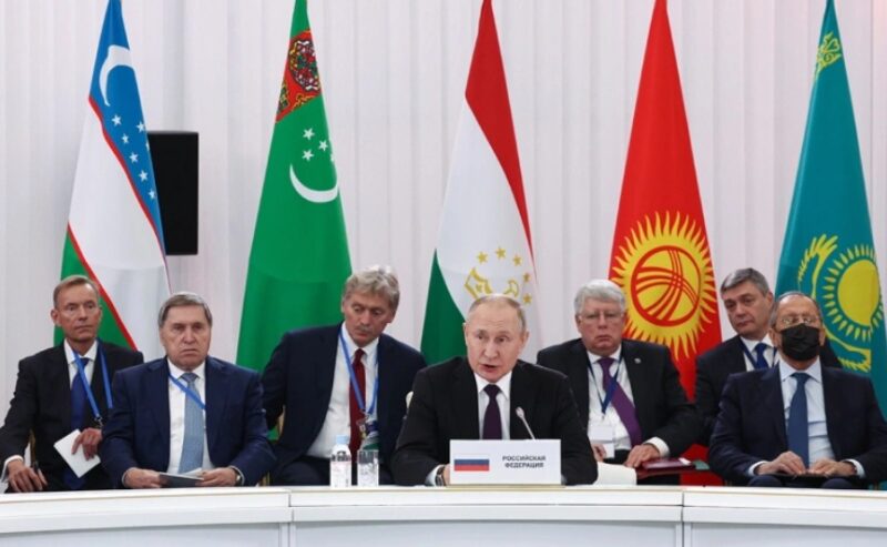 Владимир Путин (в центре) во время заседания Первого саммита «Центральная Азия — Россия»