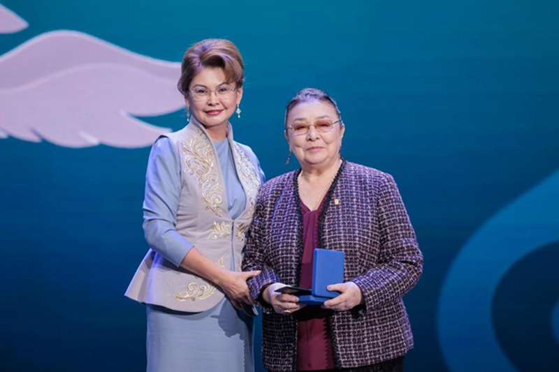 Аида Балаева вручила награды деятелям культуры и медиасферы