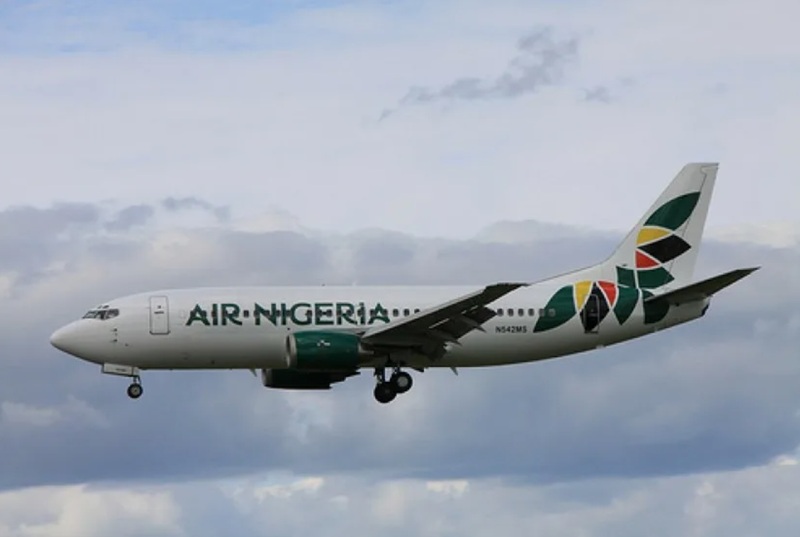 Самолет сборной Нигерии экстренно приземлился в Анголе из-за трещины в лобовом стекле Самолет сборной Нигерии экстренно приземлился в Анголе