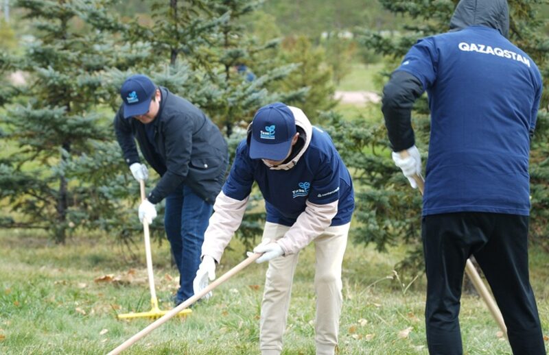 В Астане высадили дерево туранга — символ жизни, стойкости и обновления субботник в Астане. Высажены деревья туранга