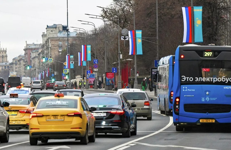 Москва встречает Токаева: флаги Казахстана и России украсили Ленинский проспект Москва. Флаги Казахстана и России на улицах перед визитом Касым-Жомарта Токаева