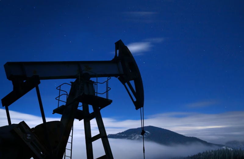 Цены на нефть Brent колеблются из-за ситуации вокруг заключения мирного договора по Украине Цены на нефть Brent колеблются