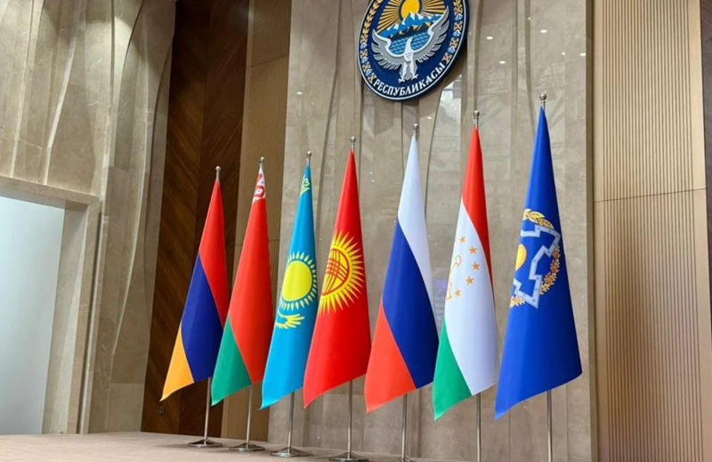 ОДКБ: новое председательство России и стратегические приоритеты на 2026 год Флаги стран - участниц ОДКБ. ОДКБ заседание Совета коллективной безопасности