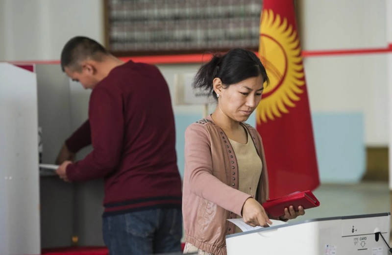 Интрига: женщин-избирателей на парламентских выборах в Кыргызстане — впервые больше, чем мужчин