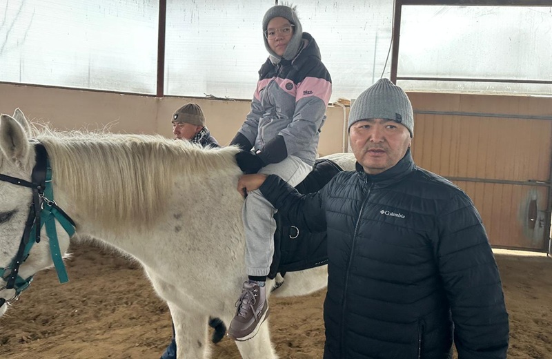 Девочка на лошади - история Кати из Атырау с ДЦП