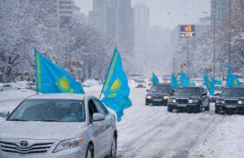 Государственный флаг Казахстана на автомобиле в День Независимости - МВД Казахстана