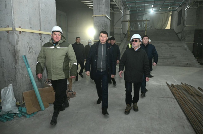 аким Сатыбалды на станции метро "Калкаман"