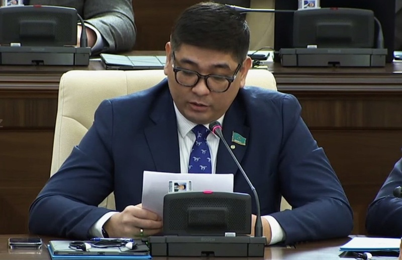 Депутат Нуралдинов о парковках: вопросы остаются без ответов Депутат Олжас Нуралдинов