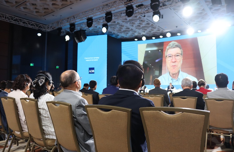 Джеффри Сакс заявил в Совбезе ООН о рисках подрыва международного права из-за Венесуэлы Джеффри Сакс заявил в Совбезе ООН, что кризис вокруг Венесуэлы угрожает принципам международного права.